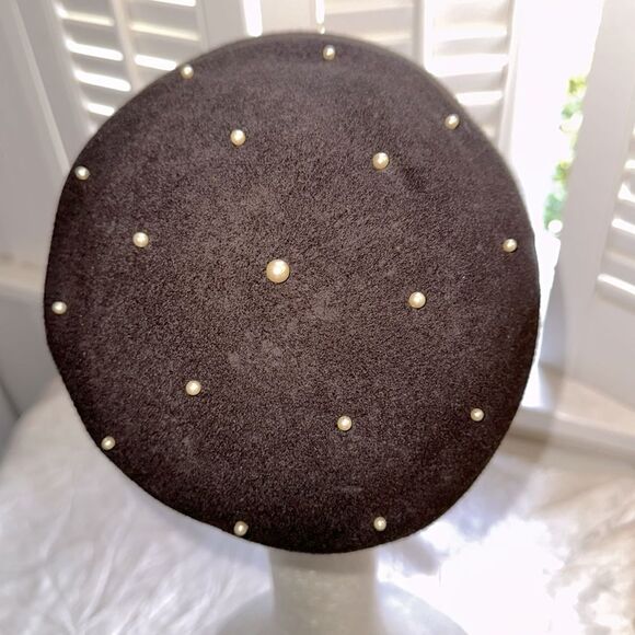 Vintage 40s/50s Glenover Brand Black Felt Beret with Pearl Accents on Top - Picture 3 of 7